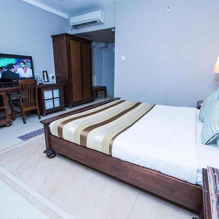 Hotel Le Cypress Bareli Kültér fotó