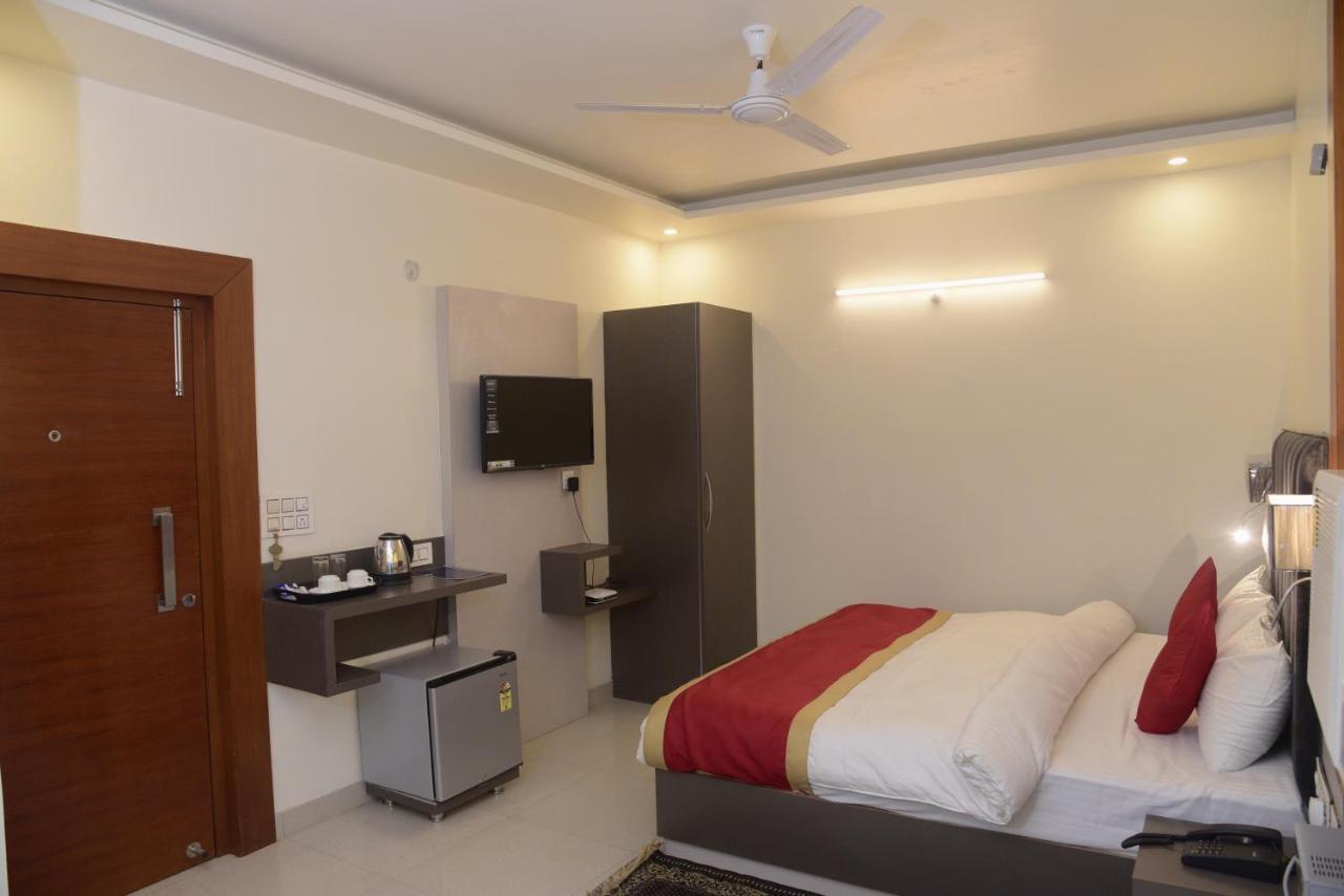 Hotel Le Cypress Bareli Kültér fotó