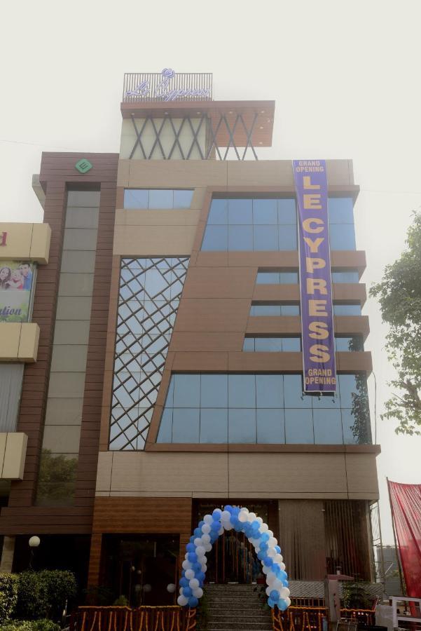 Hotel Le Cypress Bareli Kültér fotó