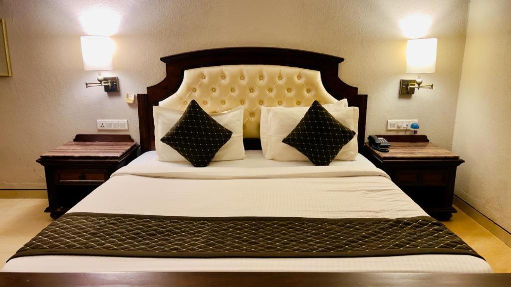 Hotel Le Cypress Bareli Kültér fotó