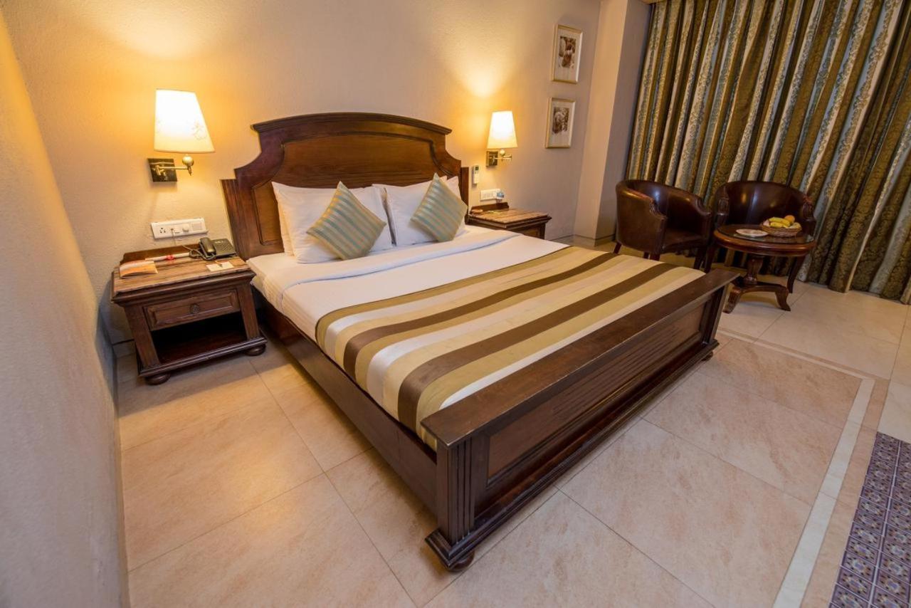 Hotel Le Cypress Bareli Kültér fotó