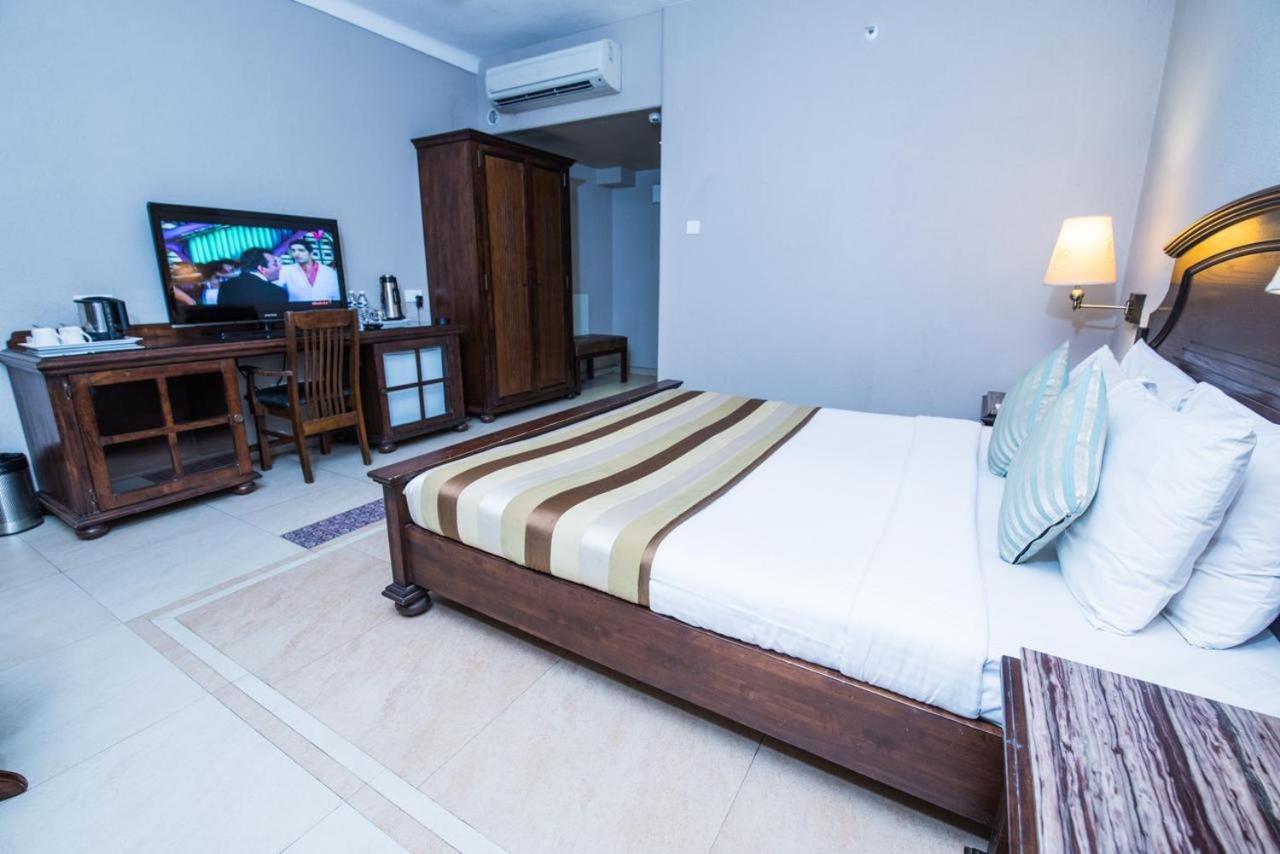 Hotel Le Cypress Bareli Kültér fotó